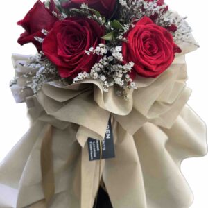 Μπουκέτο κόκκινα τριαντάφυλλα με λιμόνιουμ