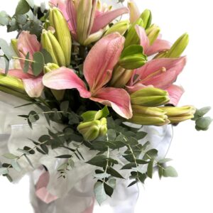 Ανθοδέσμη με λιλιουμ και ευκαλυπτο