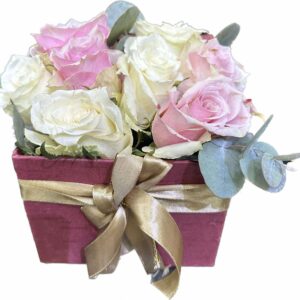 Κουτί με ροζ και λευκα τριαντάφυλλα